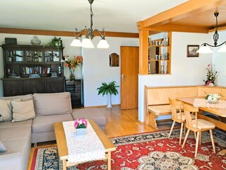 Wohnzimmer mit Esstisch