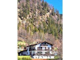 Hausansicht mit Bergpanorama