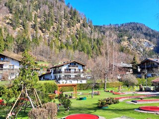 Der Minigolfplatz direkt vorm Haus