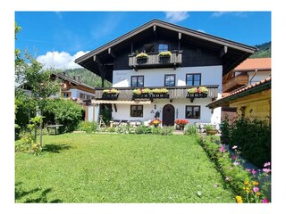 Hausansicht mit Garten