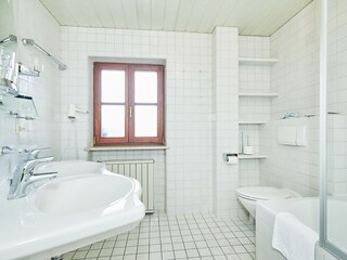 Badezimmer mit Wanne