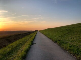 Weg zwischen Varel und Dangast am Deich