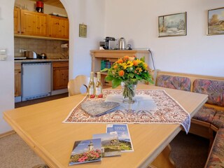 Esstisch mit Blick auf die Küche