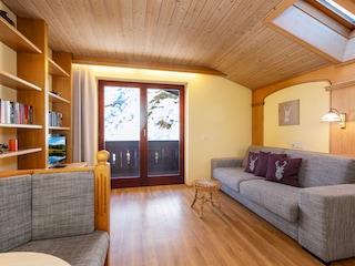 Wohnzimmer mit Balkon