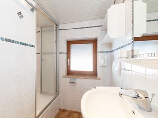 Badezimmer mit Dusche