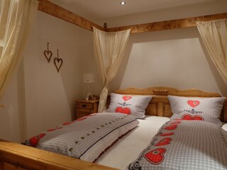 gemütliches Himmelbett mit Bergblick