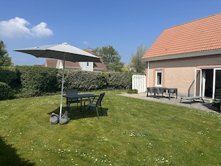 Garten mit einem kleinen Gartentisch