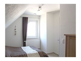 Schlafzimmer mit Doppelbett im OG
