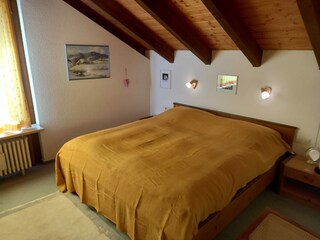 Schlafzimmer mit 180x200 cm Bett