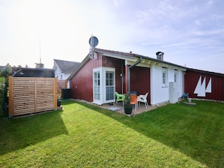 Die Rückansicht - weiterer Garten mit Außensauna