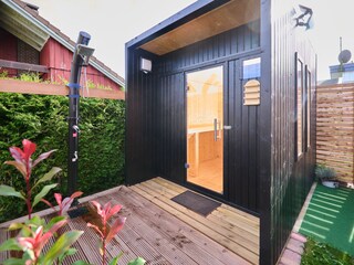 Die Außensauna im hinteren Hausbereich