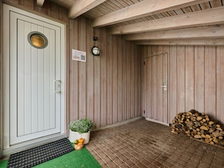 Überdachte Eingangstür mit separatem Fahrrad-Schuppen