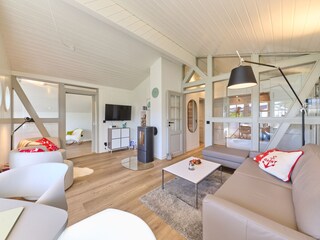 Wohnbereich mit TV, Radio, Kamin, Essbereich etc.