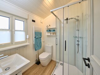Badezimmer mit Dusche, WC