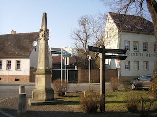 Die Namensgebene Postsäule vor der Unterkunft