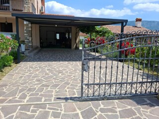 Überdachter Parkplatz