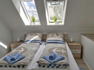 Schlafzimmer mit eingebautem Kleiderschrank