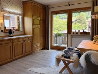 Küche mit Esstisch und Balkon