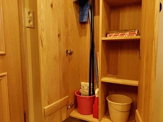 Schrank mit Reinigungsmittel