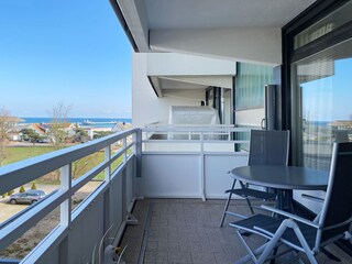 Großer Balkon mit (Teil-)Meerblick
