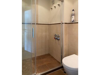 mit großer Dusche
