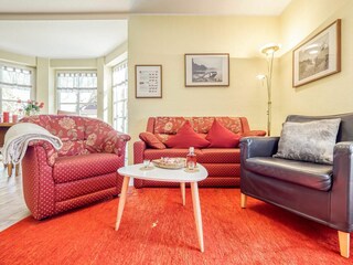 Wohnbereich mit Sofa und Sessel