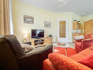 Wohnzimmer mit Sofa und TV