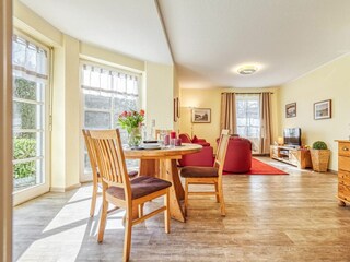 Essbereich mit Blick ins Wohnzimmer