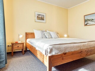 Schlafzimmer mit Doppelbett und Nachttischen
