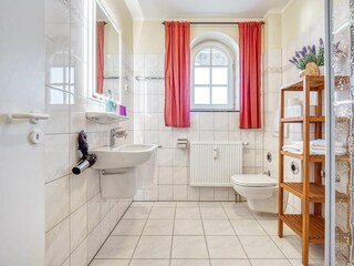 Badezimmer mit WC und Waschbecken