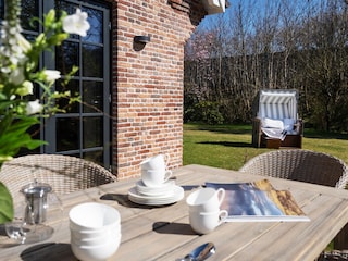 Garten und Terrasse mit Strandkorb