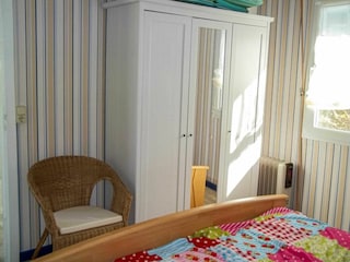 Schlafzimmer mit Kleiderschrank