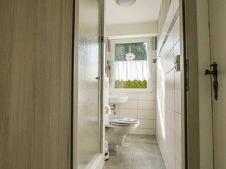 Bad mit Dusche und WC