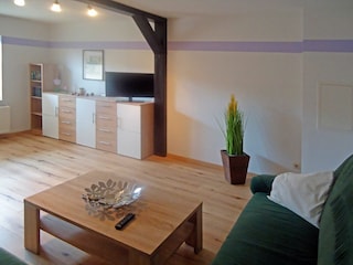 Wohnraum mit Sitzecke und TV