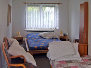 Schlafraum mit Doppelbett und Einzelbett