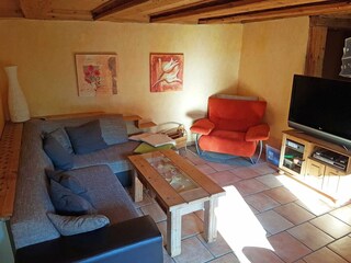 Wohnraum mit Sitzecke und TV