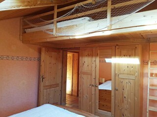 Schlafraum mit Doppelbett und Hochbett