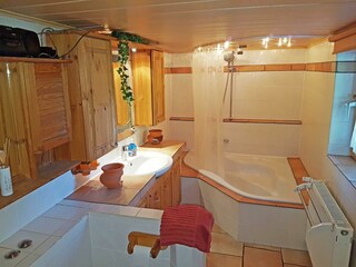 Bad mit Badewanne