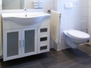 Bad mit Waschtisch und WC