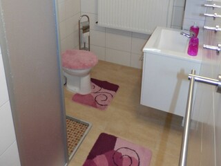 Bad mit Dusche und WC