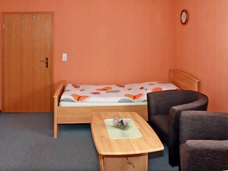 Wohn-/Schlafzimmer mit 3 Einzelbetten