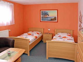 Wohn-/Schlafzimmer mit 3 Einzelbetten