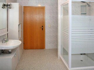 Bad mit Dusche und WC