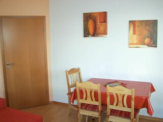 Wohnraum mit Esstisch