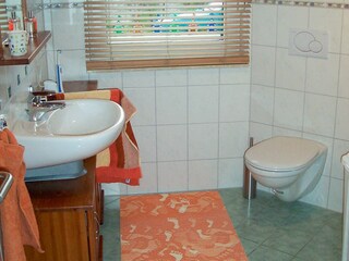 Bad mit Dusche und WC