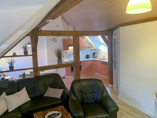 Wohnzimmer mit offener Küche