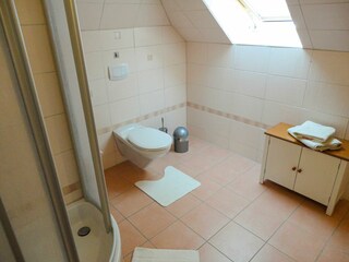 Bad mit Dusche und WC