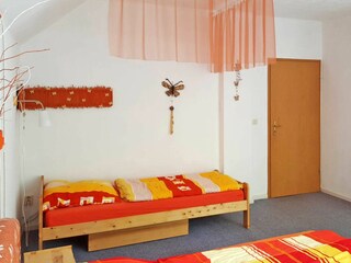Schlafraum mit zwei Einzelbetten