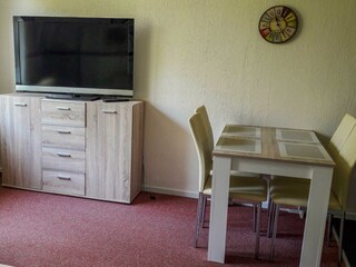 Wohnraum mit TV und Esstisch