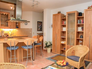 Wohnzimmer mit offener Küche